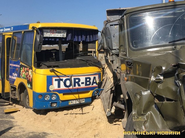 У Луцьку зіткнулися маршрутка і вантажівка: семеро людей – у лікарні