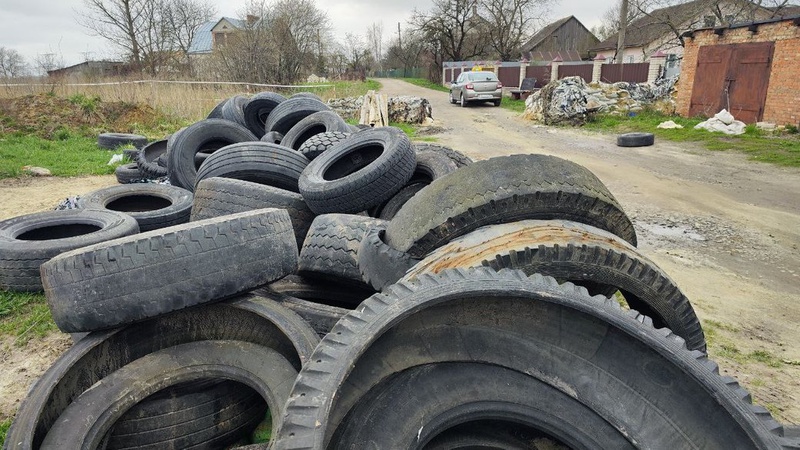 Дорожники вибачилися за скинуті шини на вулиці Гущанській у Луцьку