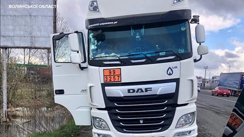 Поклав гроші в документи: у Ковелі водій вантажівки хотів «порішати» з патрульними