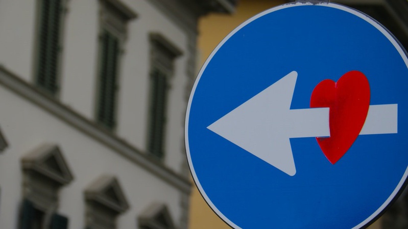 У Луцьку чоловік хотів вразити жінку, гуляючи з дорожніми знаками