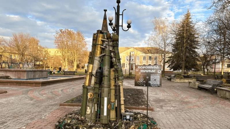 У Нововолинську встановили ялинку з відпрацьованих снарядів