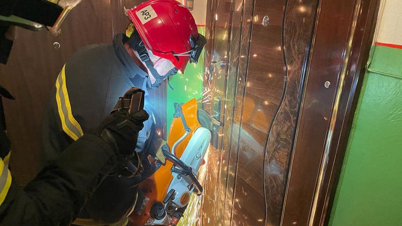 У Луцьку рятувальники допомогли відчинити квартиру, де перебував хворий чоловік