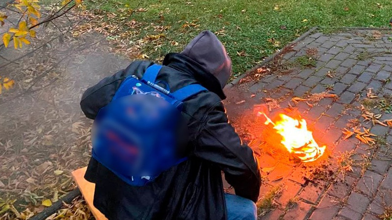 У Луцьку патрульні зловили чоловіка, який розпалював багаття біля торгового центру