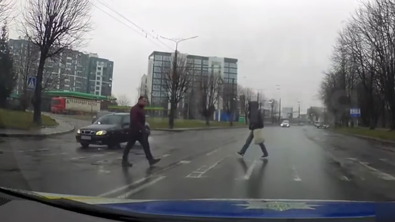 У Луцьку патрульні наздогнали та покарали водія, який не пропустив пішохода на «зебрі»