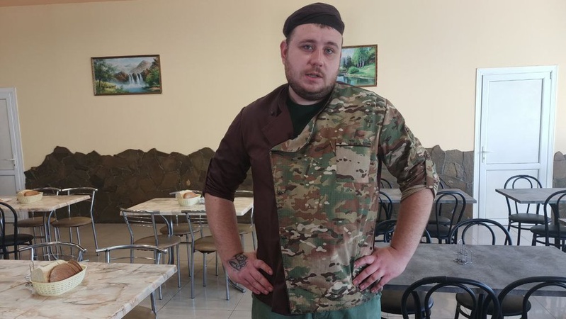 Професійний кухар з Луцька готує обіди для нацгвардійців