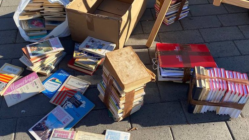 У Луцьку здають російську літературу на макулатуру, аби допомогти ЗСУ