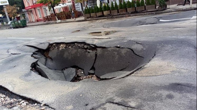 На одній з вулиць Луцька – величезне провалля (відео)