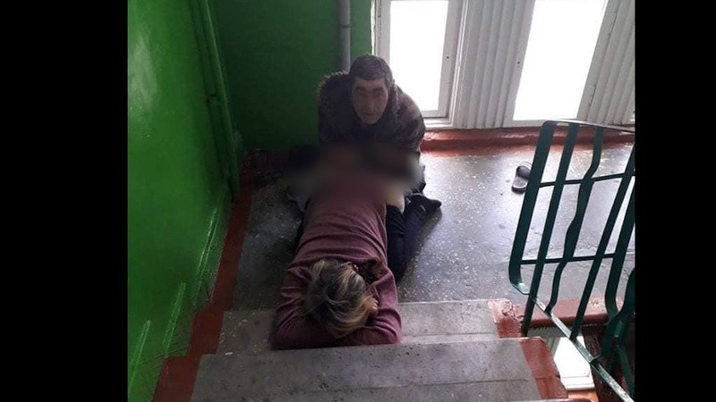 Волиняни потерпають від сусіда, який займається сексом в під’їзді. ФОТО 18+