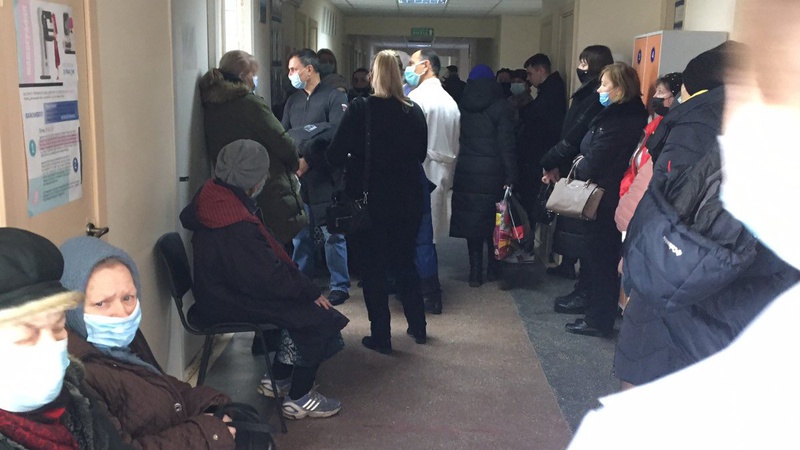 У луцькій поліклініці – черга, щоб здати аналізи. ФОТО