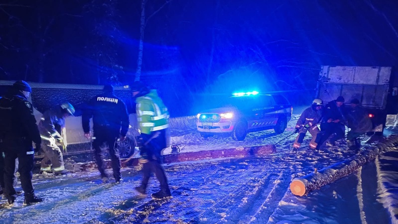 На Волині автомобіль наїхав на повалене дерево та застряг