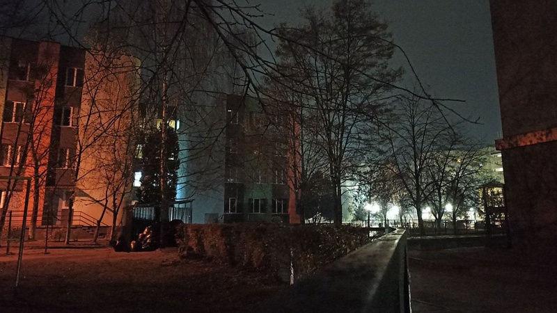 Після майже трьох мільйонів: який вигляд ввечері має сквер біля НВК №26 у Луцьку?