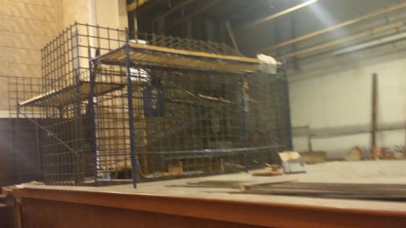 Російські окупанти у Маріуполі встановлюють клітки для показового «суду» над українськими воїнами