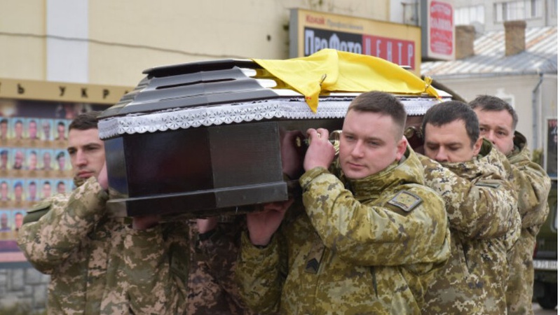 Лучани провели в останню дорогу Героя Олега Сироватка