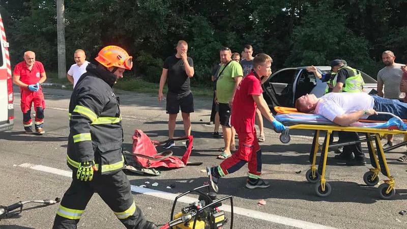 В автотрощі поблизу Луцька постраждало семеро людей, з них одна – дитина. ФОТО
