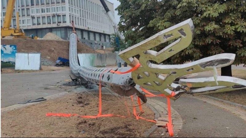 У Херсоні найвищий флагшток області звалився та розчавив авто. ФОТО. ВІДЕО