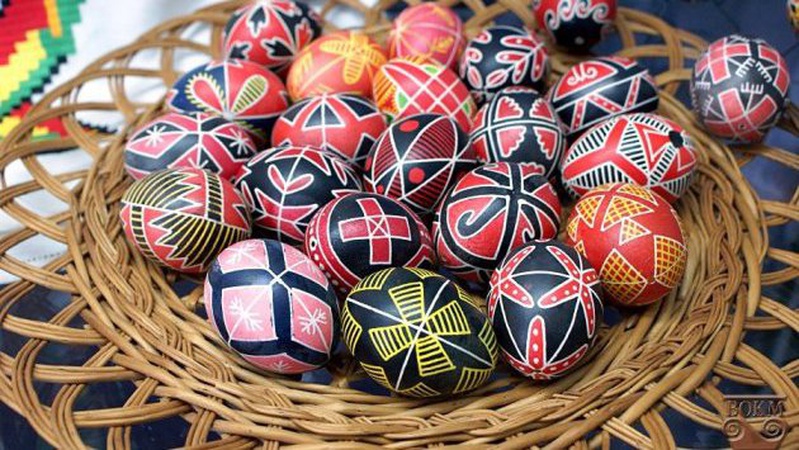 У Луцьку дітей та дорослих запрошують вчитися виготовляти писанки