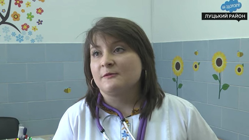 На Волині лікарка-переселенка прикрасила свій кабінет візерунками