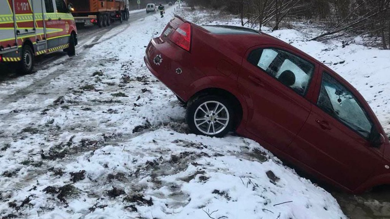Поблизу Луцька легковик злетів у кювет. ФОТО