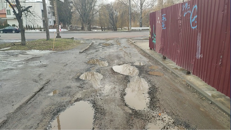 У Луцьку заїзд до багатоповерхівки – у великих ямах. ФОТО. ВІДЕО