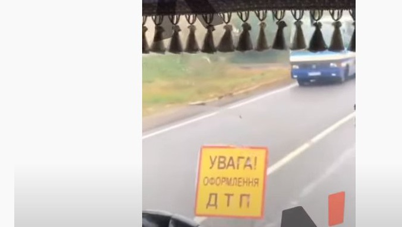 У Луцьку військова вантажівка врізалась в легковик. ВІДЕО