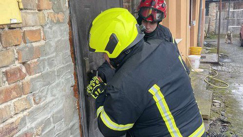 У Луцьку врятували пенсіонерку, яка втратила свідомість у власному будинку. ФОТО