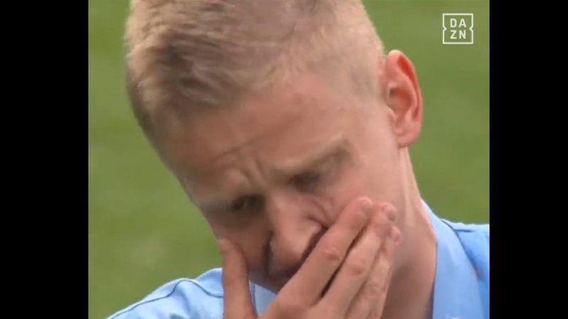 Зінченко огорнув здобутий кубок АПЛ синьо-жовтим прапором і розплакався, присвятивши перемогу Україні