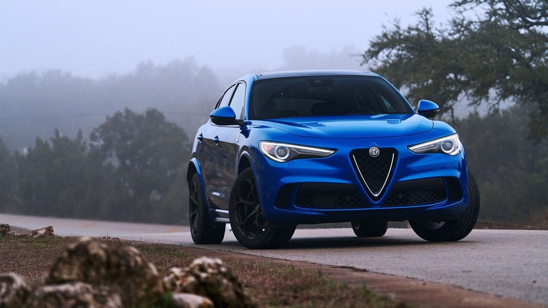 На Волині водій елітної автівки перевозив 500 підроблених пачок цигарок