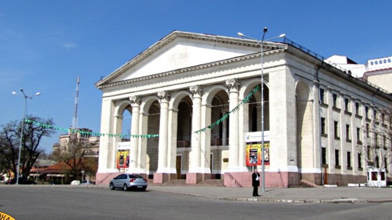 В драмтеатрі окупованого Херсону облаштували склад боєприпасів і чекають на російських політтехнологів