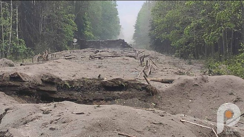 На Волині через грозу на дорозі здетонували міни: постраждав водій фури