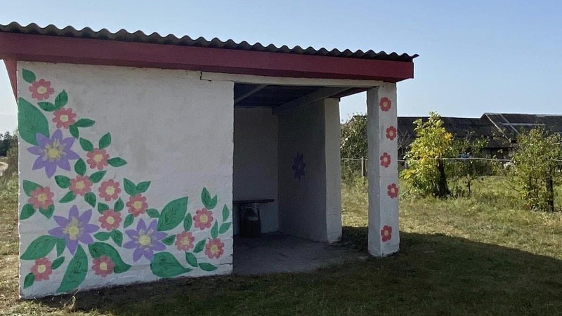 На Волині вчителі та школярі розфарбували автобусну зупинку