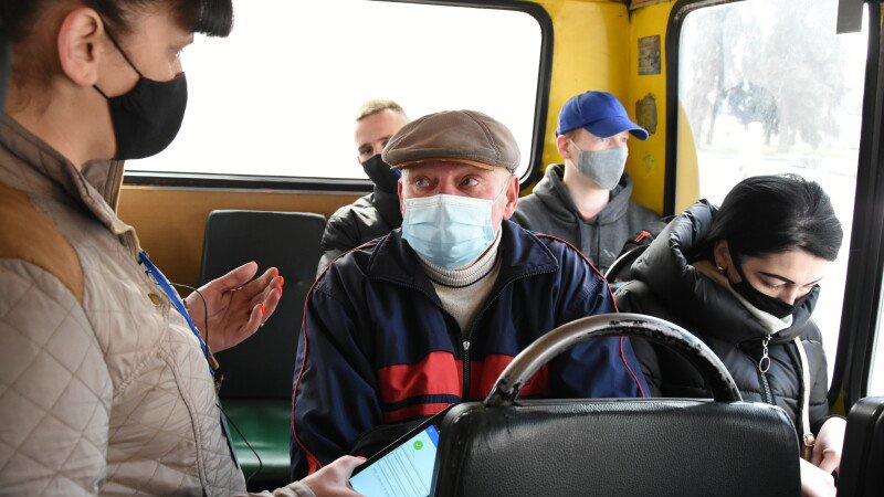 У Луцьку ловлять пасажирів, які платять за проїзд готівкою