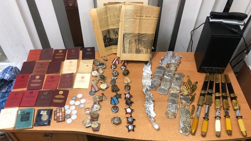 Литовець віз через «Ягодин» морські кортики, радянські ордени, медалі і монети. ФОТО