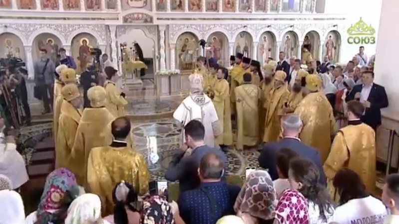 Патріарх Кирил впав на богослужінні: послизнувся на святій воді