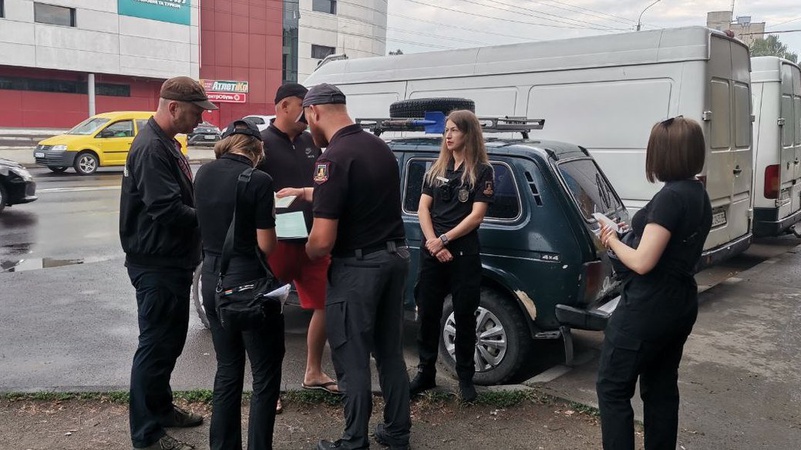 У Луцьку штрафують та вилучають товар у продавців, які торгують на тротуарах і з авто