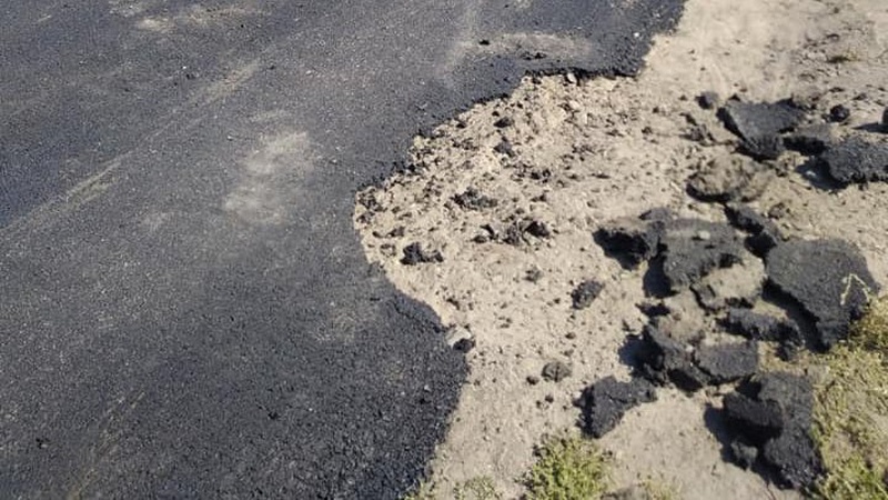 У Прилуцькому кладуть асфальт на ґрунтову дорогу. ФОТО