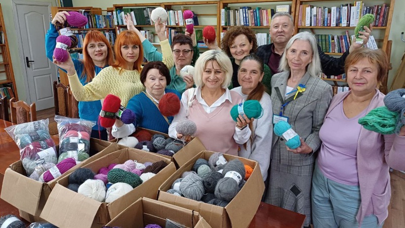 Волинянки сплели понад 400 пар шкарпеток для військових