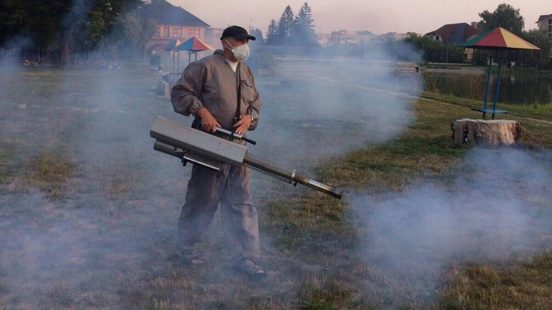 Парки та пляжі Луцька вдруге обробили від комарів. ФОТО. ВІДЕО