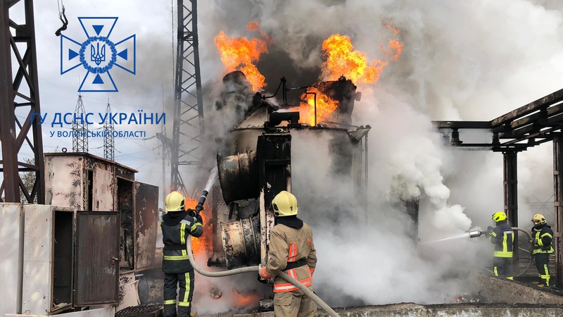 Показали фото з ліквідації пожеж після влучань ракет у Луцьку і Ковелі