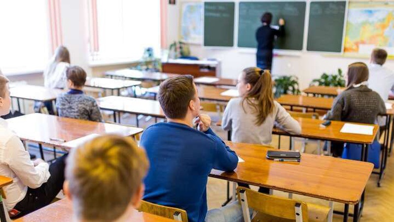 Зеленський відповів на петицію про заборону очного навчання