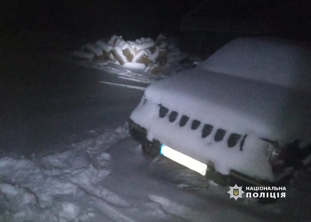 Облив авто і поліцейського рідиною та хотів підпалити. На Волині затримали крадія лісу