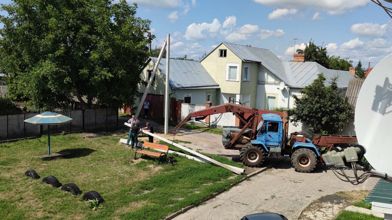 У Луцьку демонтовують електроопори, які самовільно встановили на прибудинковій території. ФОТО