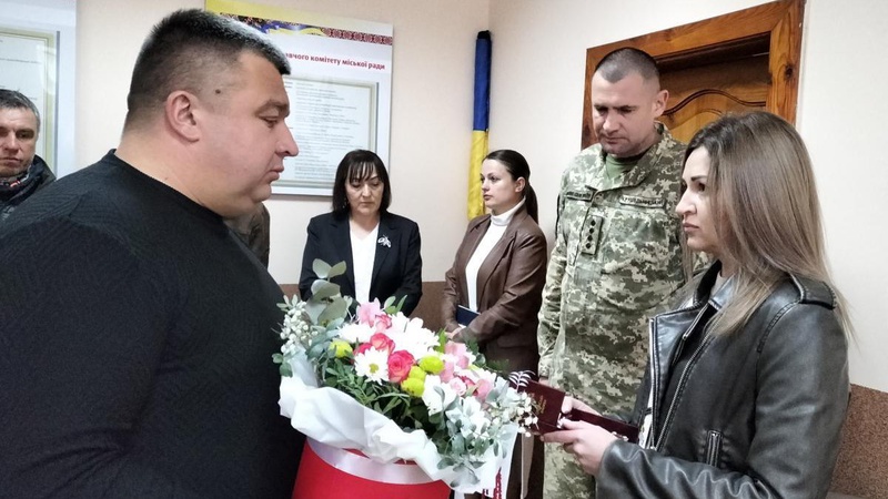 Дружині загиблого Героя з Рожища Олега Парфенюка вручили його посмертну нагороду