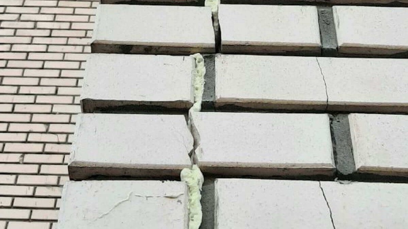 У Луцьку з нової багатоповерхівки падають уламки цегли