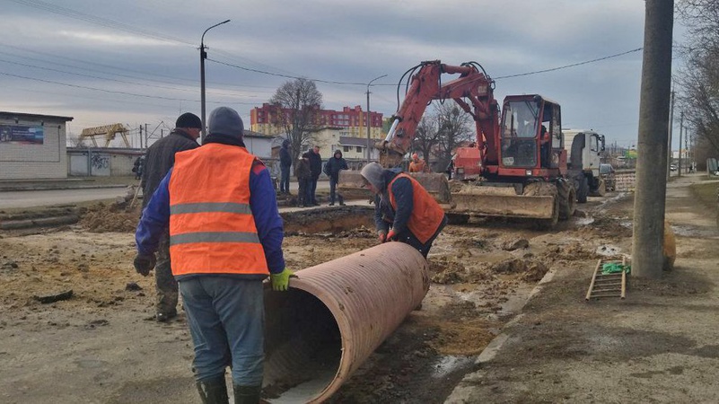 У Луцьку на Карпенка-Карого латають каналізаційну трубу