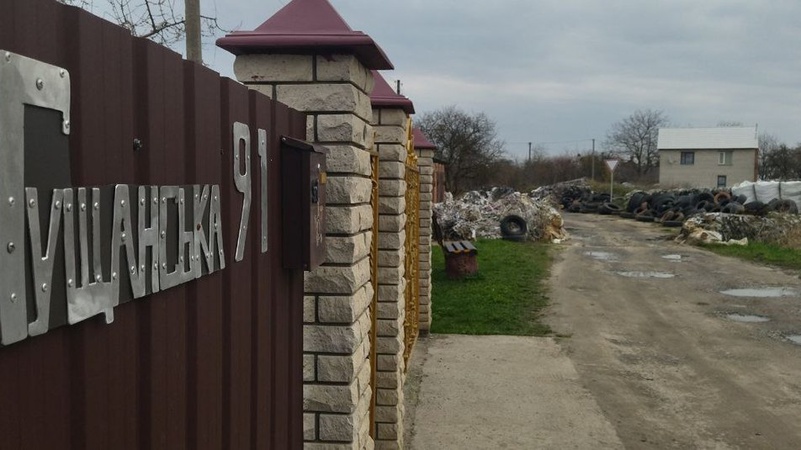 Вулицю Гущанську в Луцьку завалили автомобільними шинами