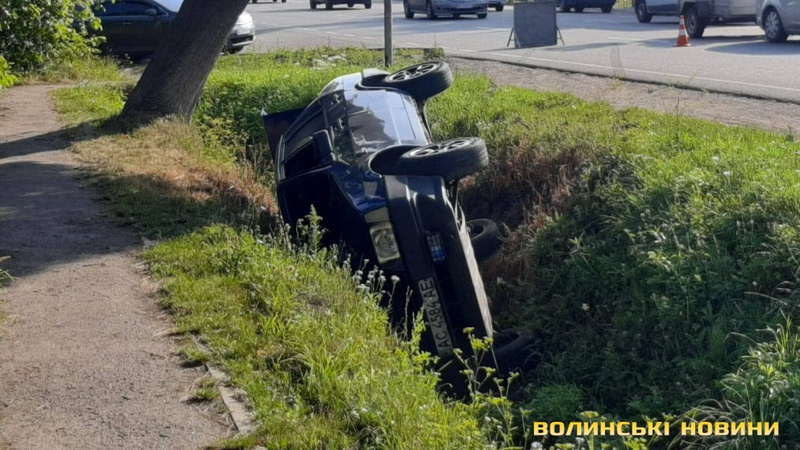 У селі біля Луцька вранці злетів у кювет і перекинувся легковик