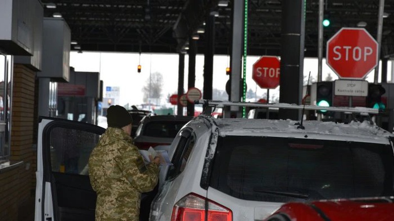 На українсько-польському кордоні зріс потік людей і транспорту