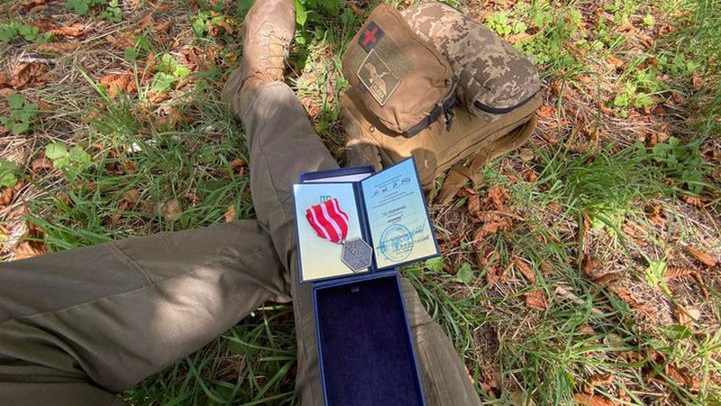 «За збережене життя»: Залужний нагородив медаллю бойового медика з Луцька