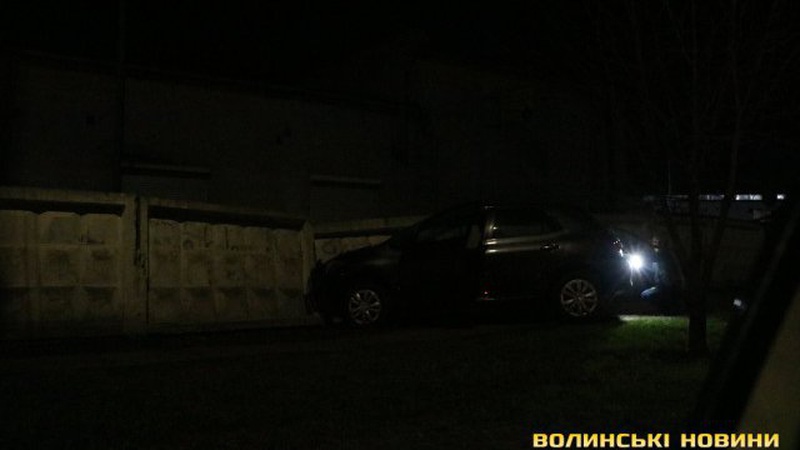 У Луцьку водійка на Toyota врізалась у бетонний паркан