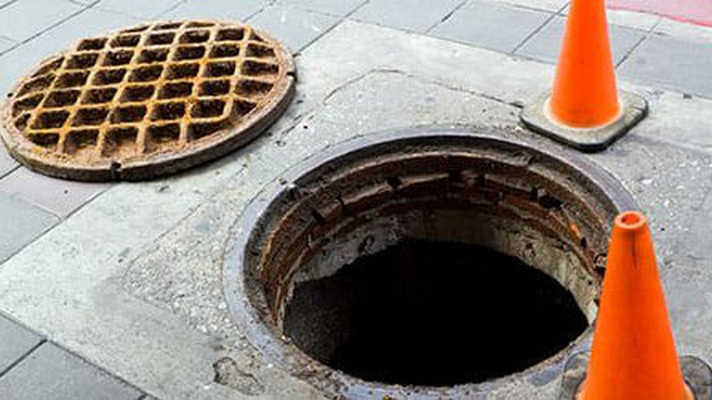 У Луцьку автомобіль застряг в каналізаційному люку. ФОТО